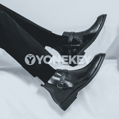 Erkekler üçin niýetlenen gyş paslynda geýilýän, moda aýakgaplar.