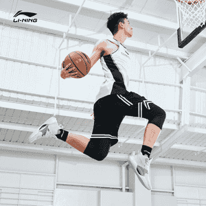 Erkekler üçin basketbol krasowkasy.