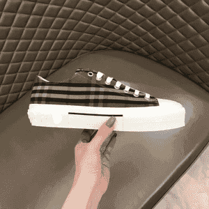 Erkekler üçin niýetlenen  Burberry brendli kedy.