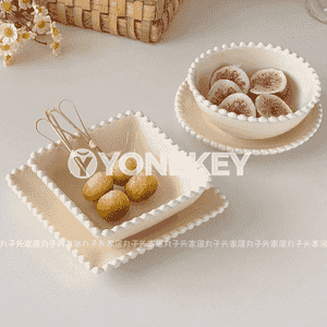 Aşhanada ulanmak üçin tabaklar 