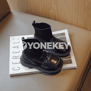 Gyzjagazlar üçin ýyly we ykjam gyş aýakgaplary.